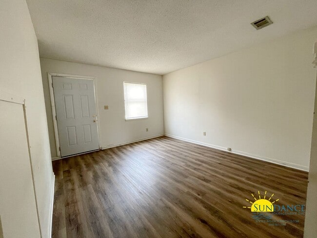 Building Photo - Great 2 Bedroom Townhouse Close to Both Bases