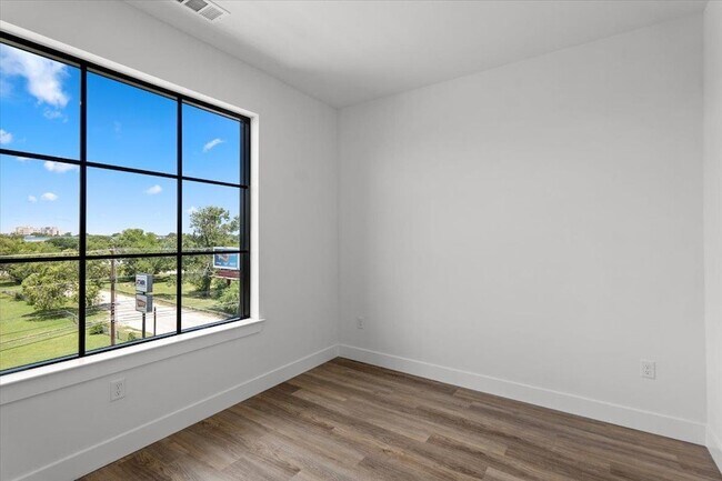 Building Photo - 4315 S Congress Ave