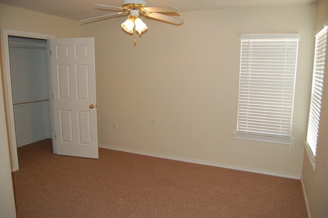 Building Photo - Three Bedroom with Great Features