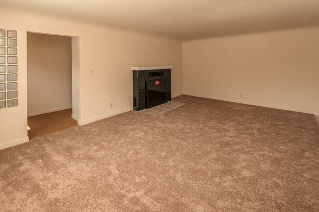 Building Photo - Spacious 7 Bedroom House! Sehome Neighborhood