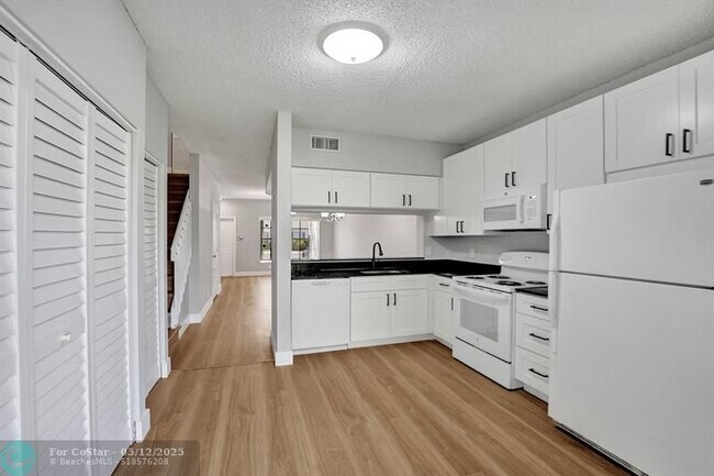 Building Photo - 4903 SW 31st Terrace