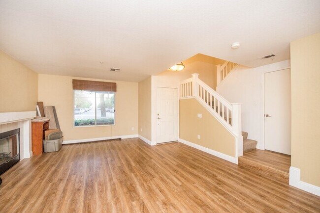 Building Photo - Beautiful Townhouse in the desirable Anaheim Packing District!