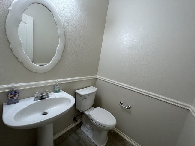 Building Photo - 5 Bedrooms house at Roger Ranch ready to m...