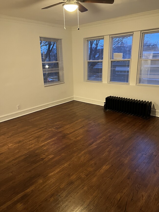 Living Room - 7407 S King Dr