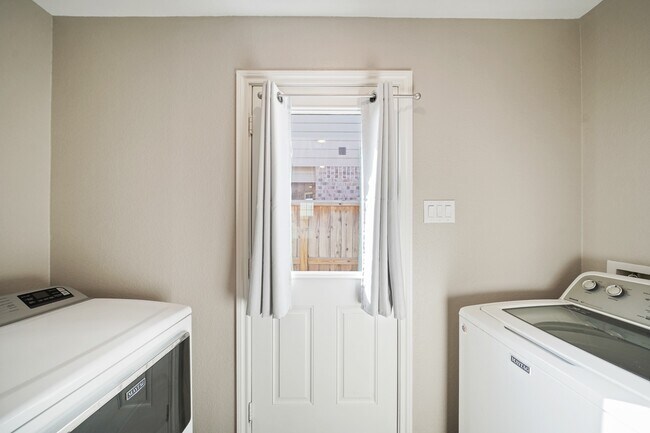 Building Photo - 7823 Winward Rdg Wy