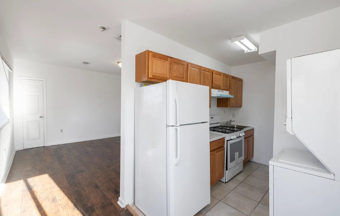 Building Photo - 506 Eastern Ave NE