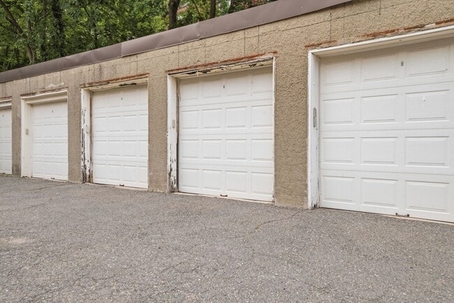 Building Photo - 585 Franklin St