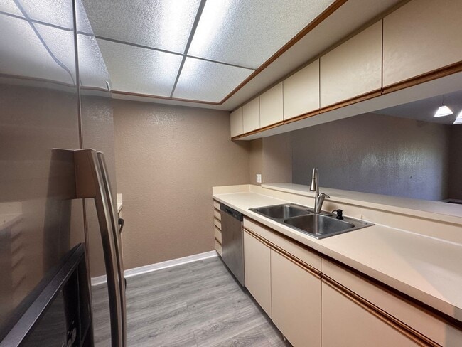 Building Photo - 3BR 3BA Townhome w/ Beach View +  Pool + Updated Kitchen + Balcony/Patio in Hidden Harbour