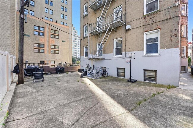 Building Photo - 134 CLIFTON Pl