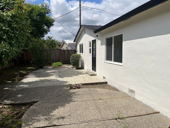 Building Photo - Remodeled Cupertino Gem in Top-Rated School District!