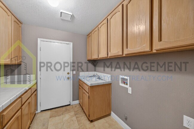 Building Photo - Spacious 3-Bedroom, 3-Bath Home Available