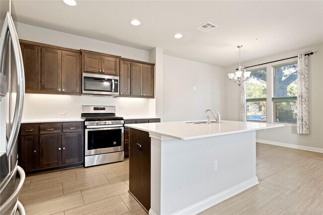 Building Photo - 13800 Lyndhurst St