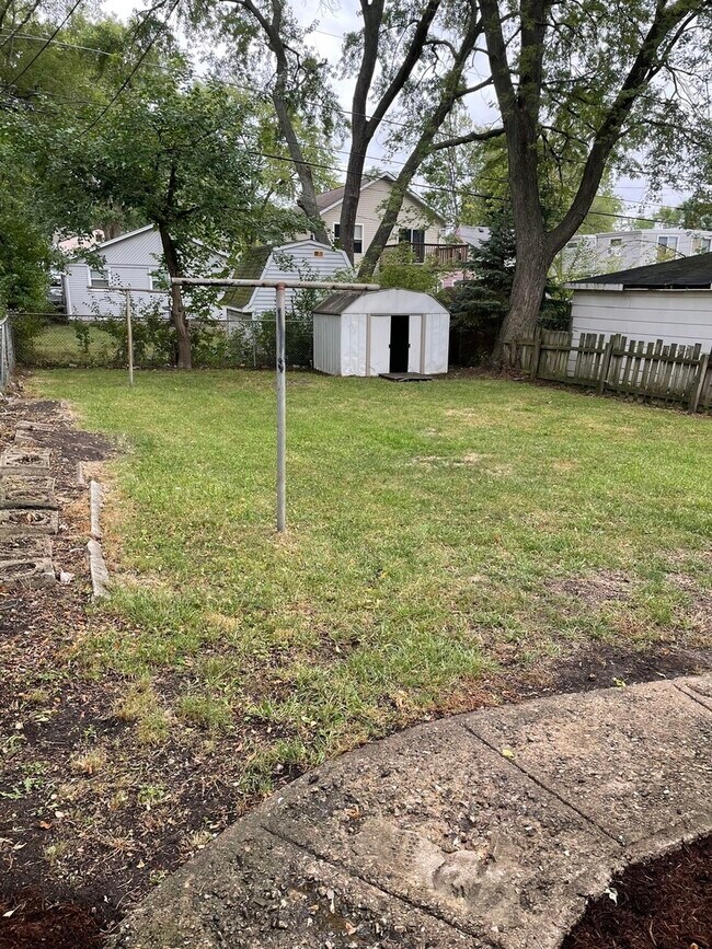 Building Photo - 327 Fairlawn Dr