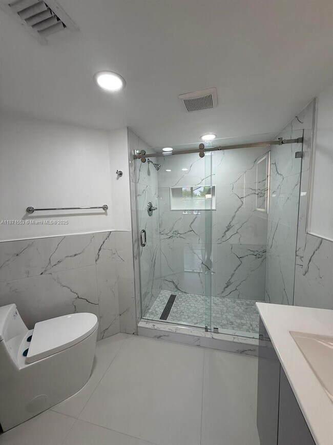 Building Photo - 9419 Fontainebleau Blvd