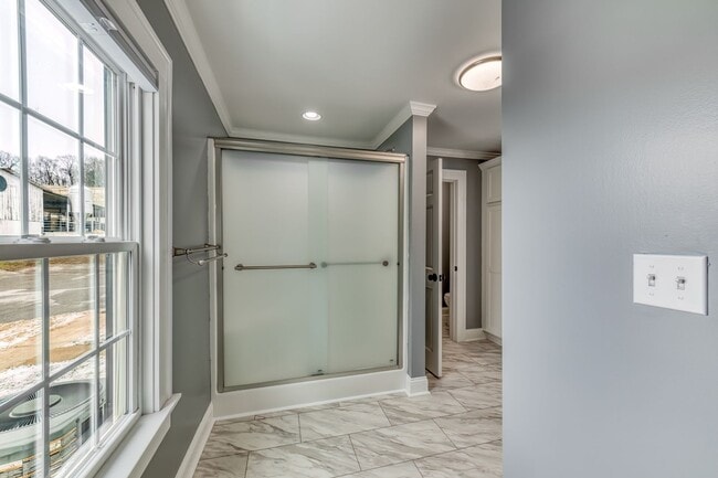 Building Photo - 5 Bedroom / 3.5 Bath Home Blountville, TN