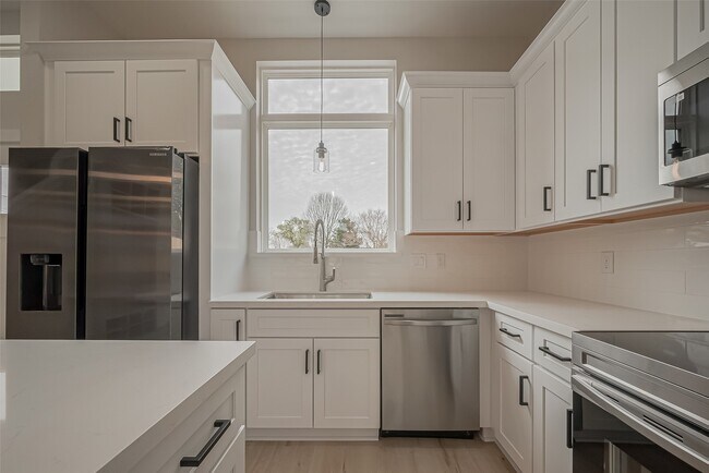 Building Photo - 918 St Clair St