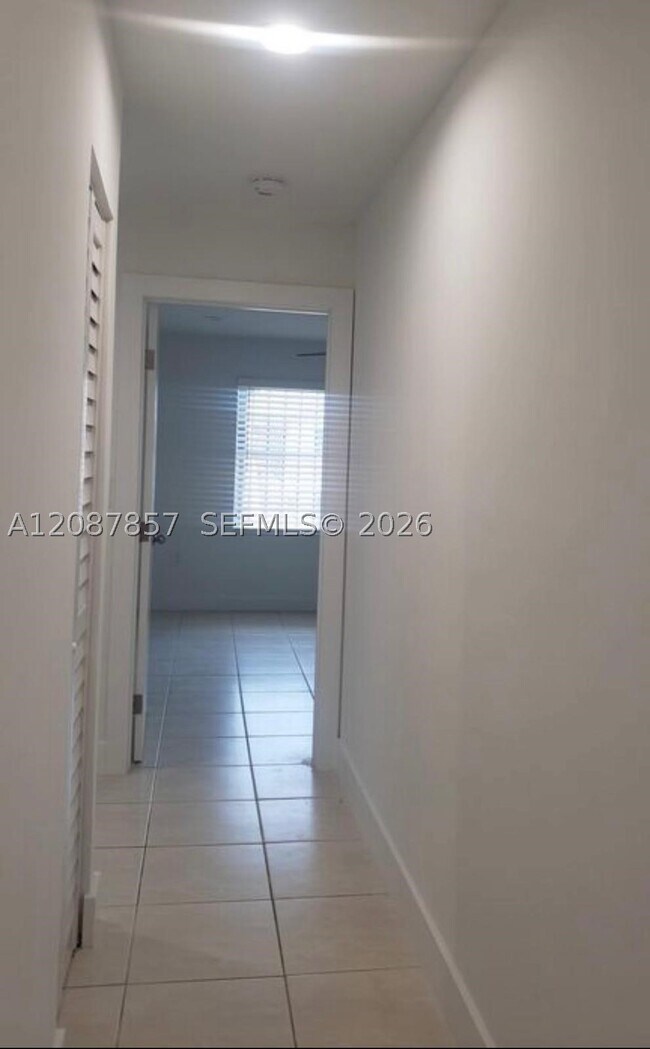 Building Photo - 3766 SW 27th St
