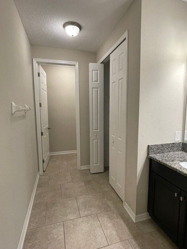 Building Photo - Open and Airy Home in Talavera