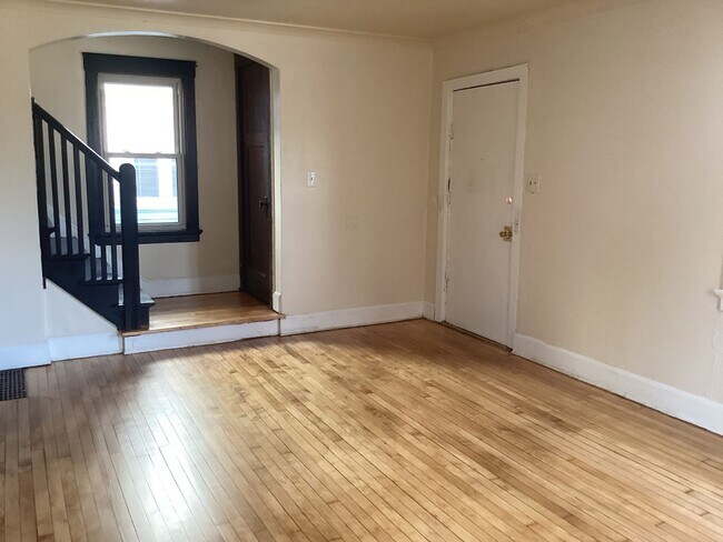Building Photo - 3 Bedroom Single Family Home