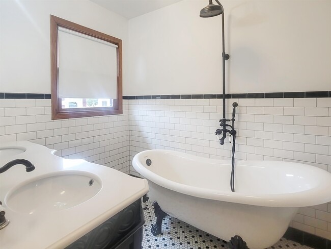 Building Photo - 445 Peach St