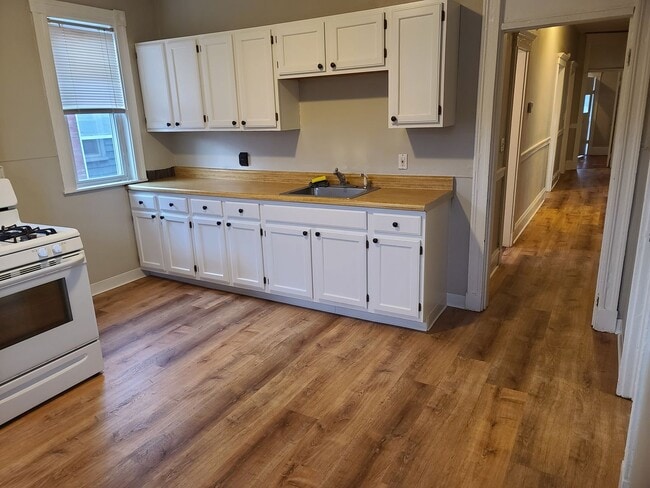 Building Photo - Huge 4 bed unit in the heart of Oak Square!
