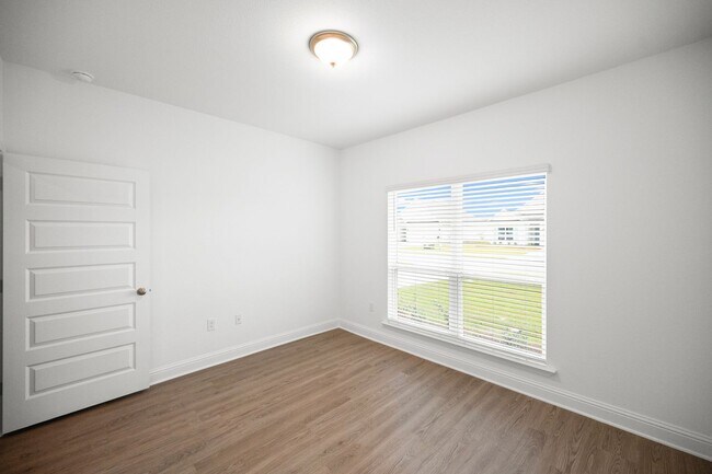 Building Photo - AVAILABLE IN NOVEMBER - Don't miss this op...