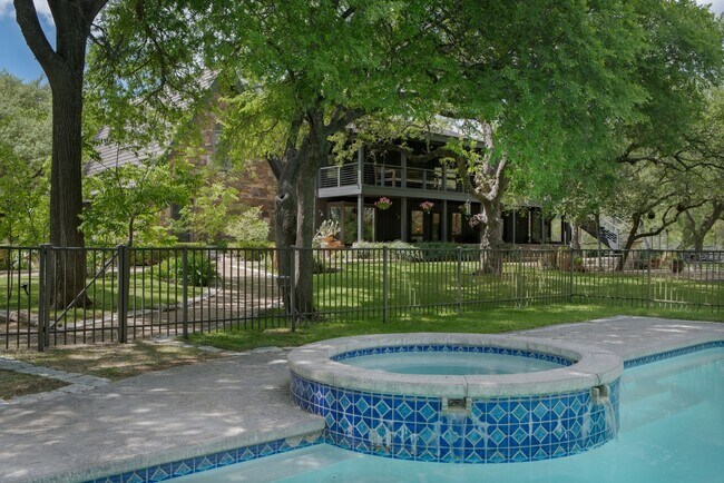 Building Photo - 907 Crystal Creek Dr