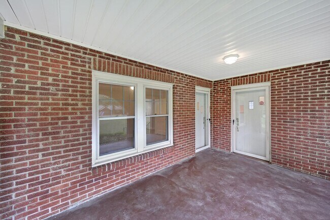 Building Photo - Lovely Brick Ranch Home Close to Uptown Ch...