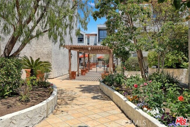 Building Photo - 360 S Euclid Ave