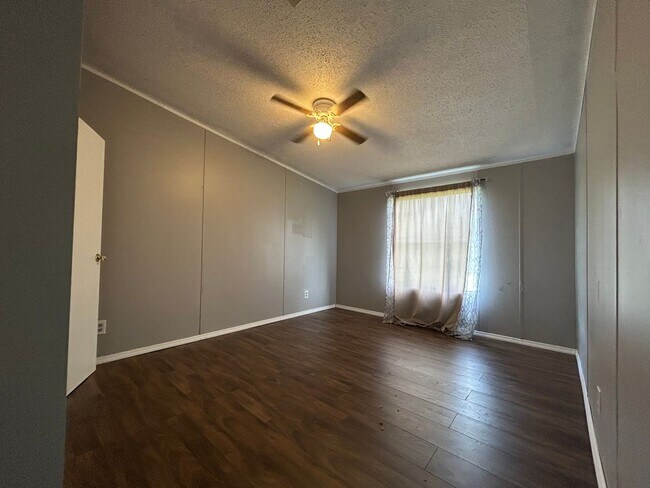 Building Photo - Rental property with land!
