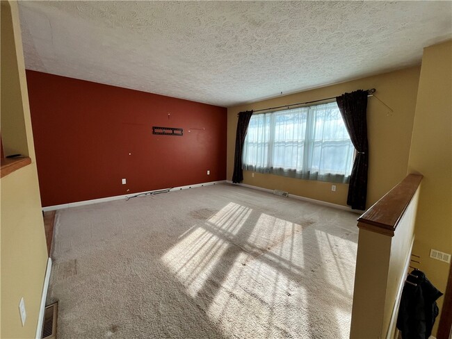 Building Photo - 28 Willow Dr