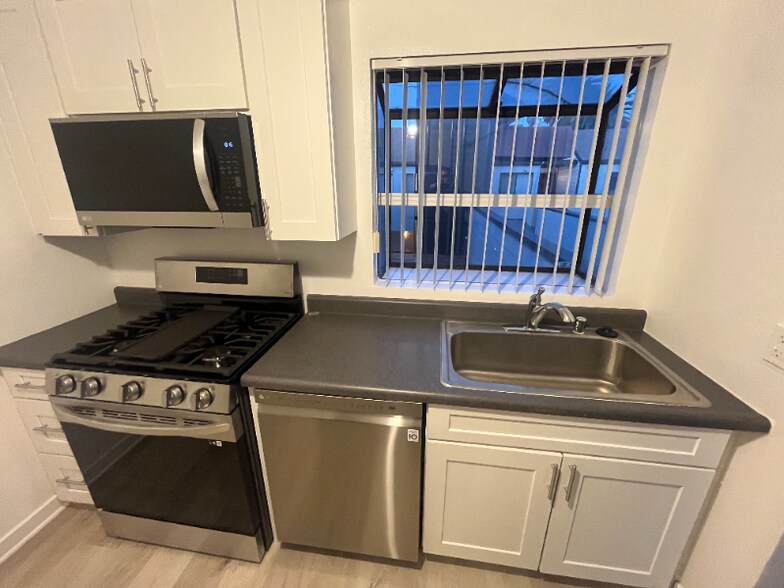 Building Photo - 555 Oak St