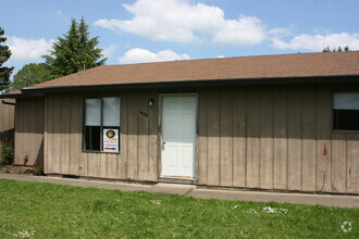 Building Photo - 2 bedroom 1 bath duplex
