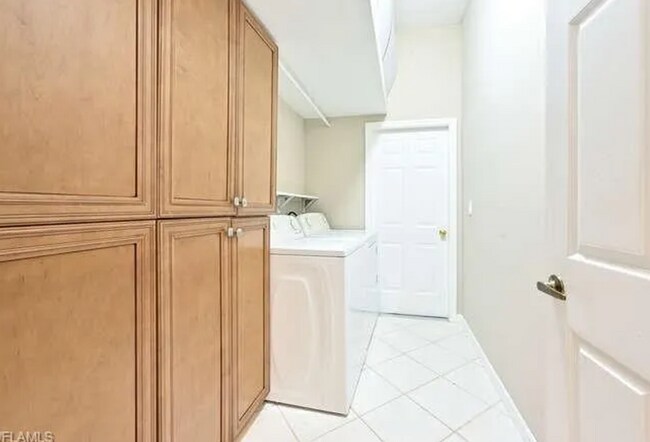 Building Photo - Lakefront 3 Bed + Den 2 bath home with pool and spa tub in Waterways of Naples Community