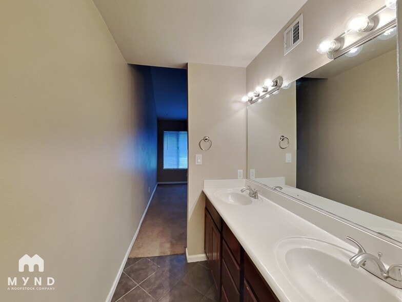 Building Photo - 10115 E Mountain View Rd