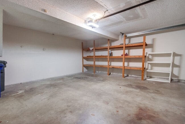 Building Photo - Downtown Vista Townhome, Available Now!