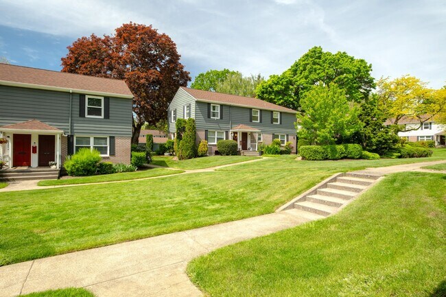 Building Photo - 2 Bedroom Townhouse in Beautiful Cedar Hills Setting with Modern Amenities!