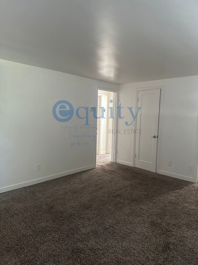 Building Photo - 402 Alfred Dr