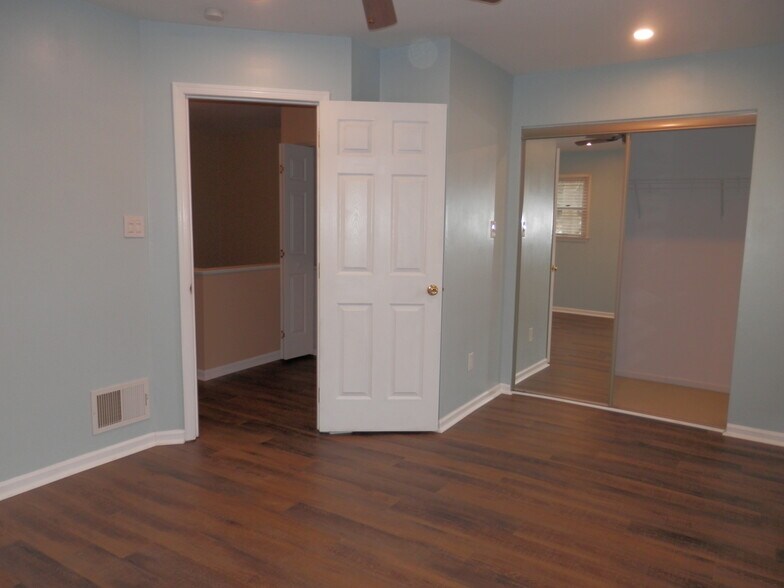 Building Photo - 3201 Bridlewood Dr