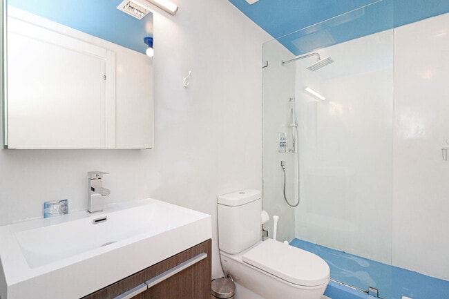 Building Photo - 250 Collins Ave