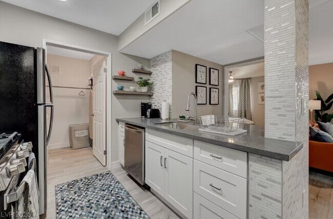 Building Photo - 7885 W Flamingo Rd