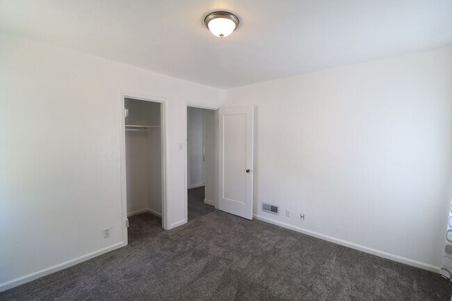 Building Photo - Reduced price