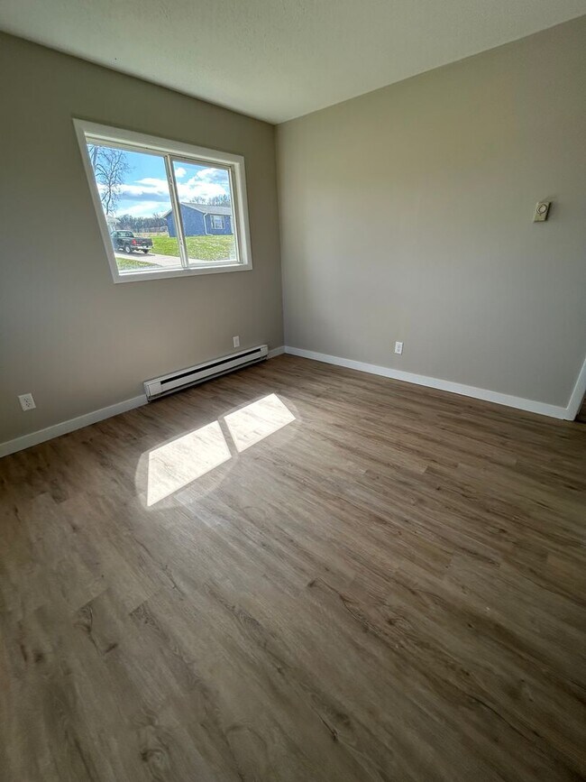 Building Photo - Recently Renovated 2 Bedroom Apartment