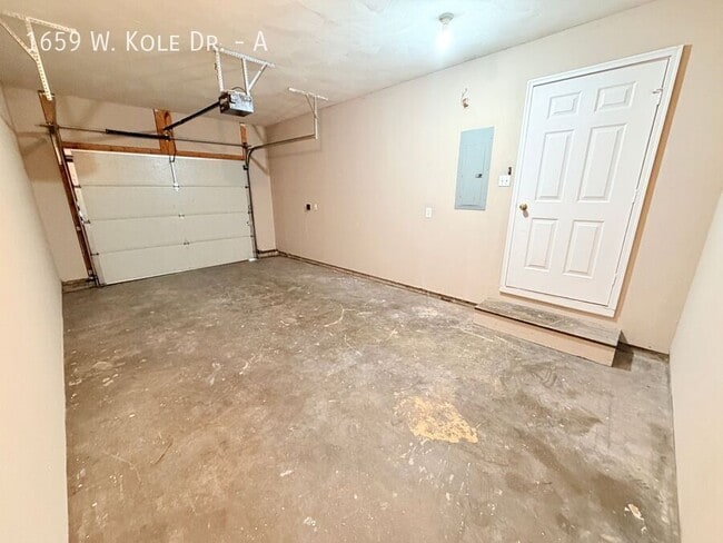 Building Photo - 1659 W Kole Dr