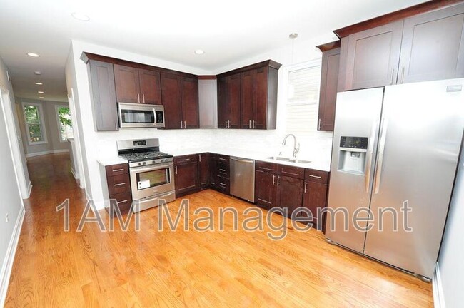 Building Photo - 3242 N Ridgeway Ave