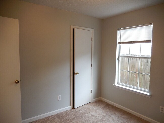 Building Photo - LOVELY & Spacious 3/2 Twn, New Plank Floor...