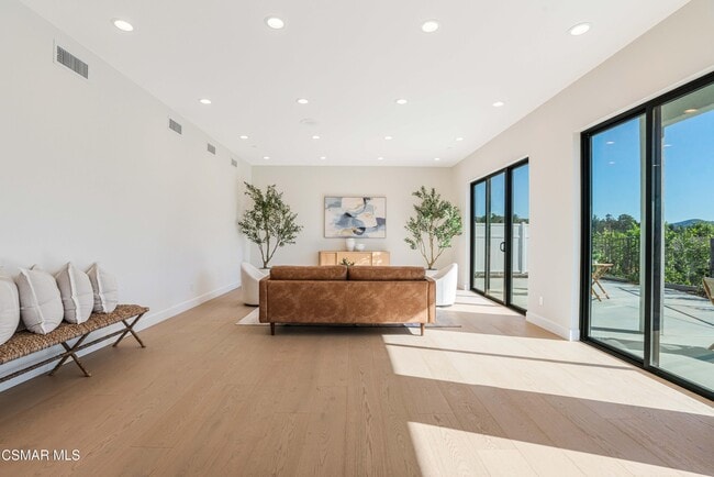 Building Photo - 252 Capri Dr