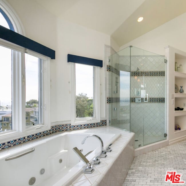 Building Photo - 2131 Kew Dr