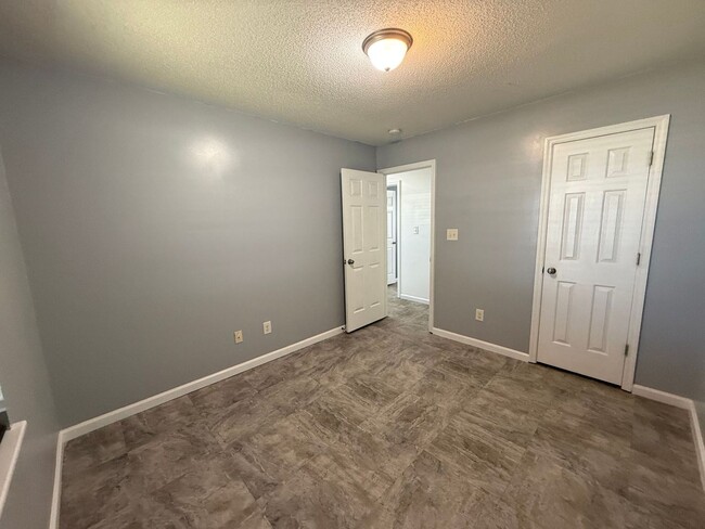 Building Photo - 3 bedroom, 2 bath House