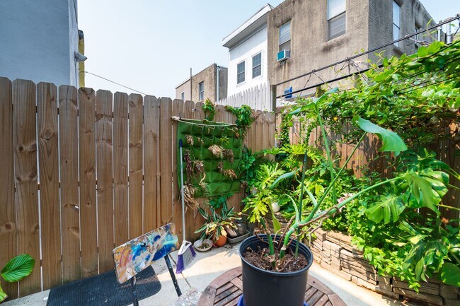 Building Photo - Two Bedroom Point Breeze Townhouse